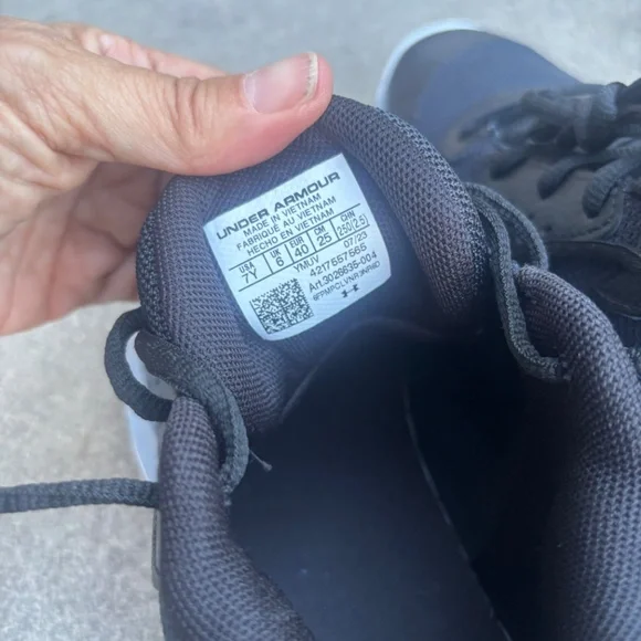 NWOT Under armour 7Y kids running shoes - Picture 3 of 6